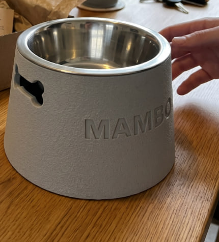 Laimingas augintinis su Mambo dubenėliu